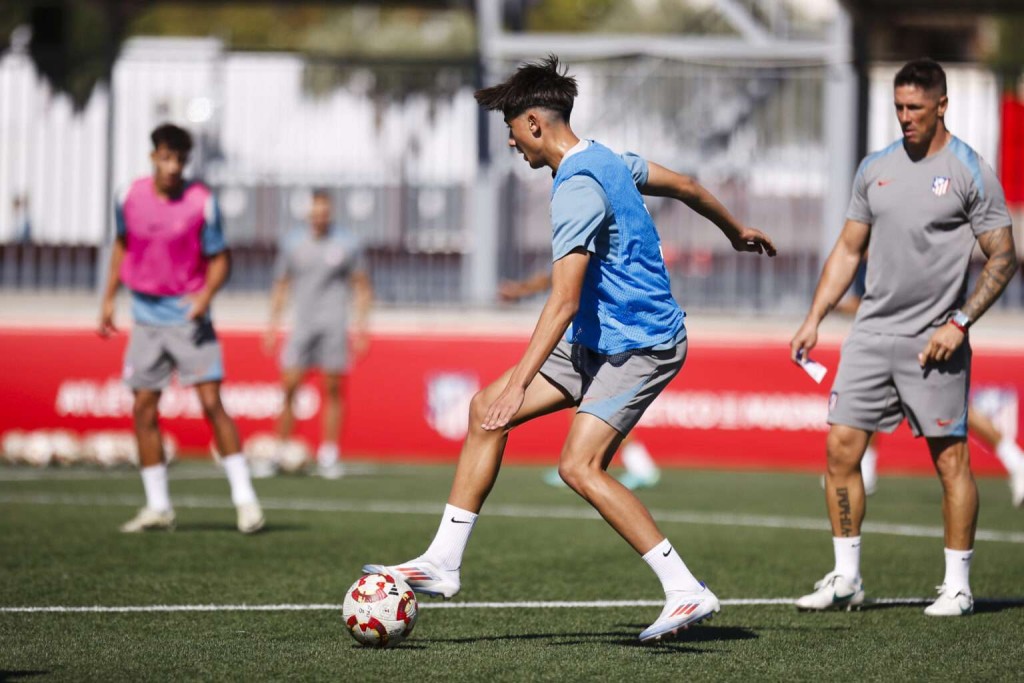 Jóvenes futbolistas entrenando en el complejo deportivo de Palencia